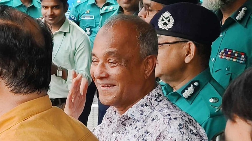 ‘আইনশৃঙ্খলার উন্নতি হচ্ছে’ শুনেই সাংবাদিককে ডেকে প্রশ্ন নিলেন উপদেষ্টা